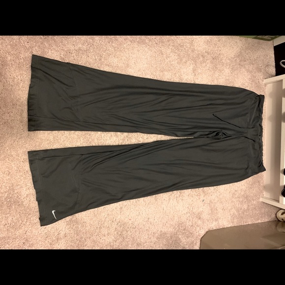 Women’s Workout Pants/DC United Shirt - Picture 6 of 9